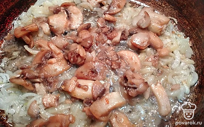 Добавьте нарезанные замороженные грибы.