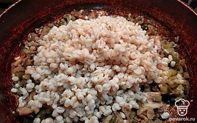 Выложите промытую перловку, перемешайте, тушите 3 минуты.