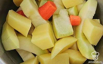 Овощи почистите. Нарежьте произвольно, залейте водой и поставьте на огонь. 