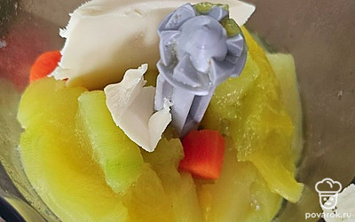 Готовые овощи остудите. Поместите в чашу блендера и добавьте сливочное масло.