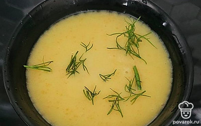 Выложите в тарелку, посыпьте зеленью. 