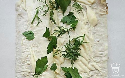 Нарежьте и выложите на лаваш зелень. 