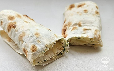 Уберите рулет в холодильник на 2 часа. Затем достаньте и нарежьте. 