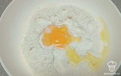 В муку вылейте яйцо.