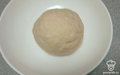 Замесите тесто руками.