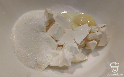 В миску вбейте яйцо, добавьте сахар и мягкое сливочное масло.