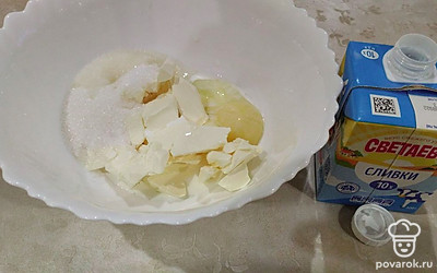 Добавьте 4 столовых ложки сливок, перемешайте.