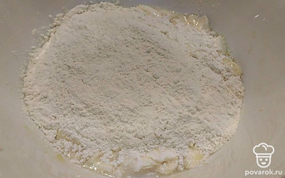 Добавьте разрыхлитель, муку и замесите тесто.