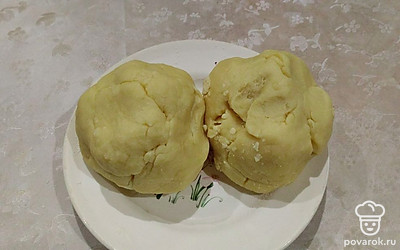 Разделите тесто на части, уберите в морозилку на 20 минут.