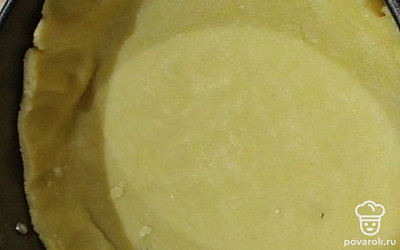 Одну часть теста раскатайте, выложите в форму для выпечки.