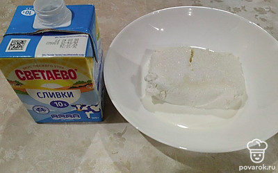 Отдельно смешайте 2 столовых ложки сахара, творог, 5 столовых ложек сливок и перемешайте.