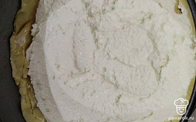 Выложите творожную начинку на тесто.