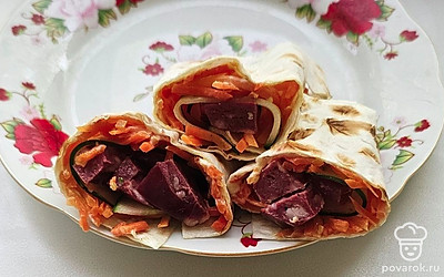 Уберите рулет в холодильник. Потом достаньте и нарежьте на кусочки. 