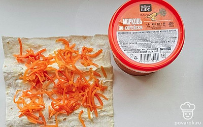 Лаваш намажьте майонезом. Выложите корейскую морковь.