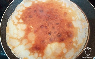 На сковороде разогрейте растительное масло. Влейте один половник теста для блинов. Выпекайте на сковороде по 1 минуте с каждой стороны, до золотистого цвета. Пеките блины, пока не закончится тесто. Должно получиться из этого количества ингредиентов 11-12 тонких блинов.