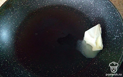 Тем временем на другой сковороде растопите сливочное масло. Как блины будут готовы, разложите их на порционные тарелки. Полейте сливочным маслом. Готово!