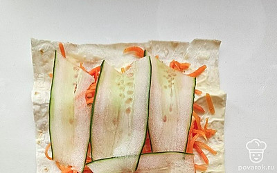 Нашинкуйте и положите на морковку огурец. 