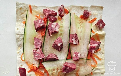 Нарежьте и распределите колбасу. 