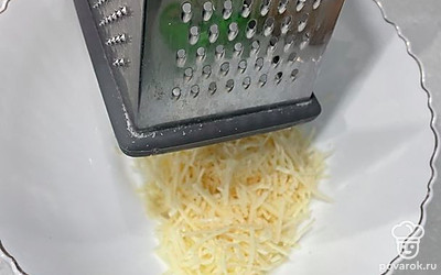 Сыр натрите на мелкой терке.