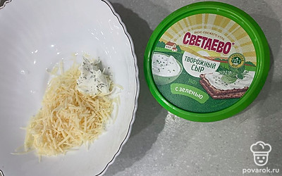 Добавьте творожный сыр с зеленью.