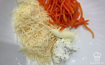 Дополните корейской морковью и майонезом.