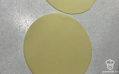 Тесто раскатайте и вырежьте кружки из него размером с ладонь.