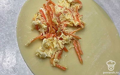 Положите начинку на одну сторону кружка.