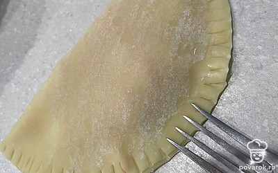 Накройте второй стороной и надавите вилкой по краям, чтобы тесто не расходилось при жарке.