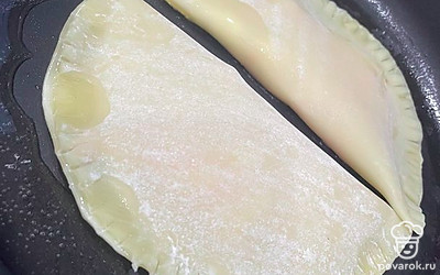 Обжаривайте чебуреки в масле с двух сторон