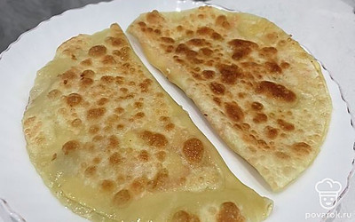 Готовые чебуреки немного охладите. После нарежьте на порции.