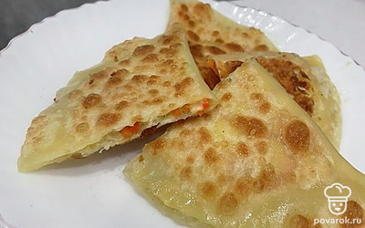 Подавайте чебуреки с газированными напитками. Украсьте перед подачей кунжутом.