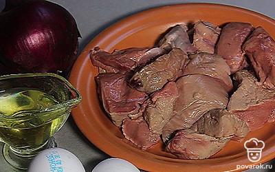 Подготовьте ингредиенты по списку. Печень промойте, отделите пленки и жилы.