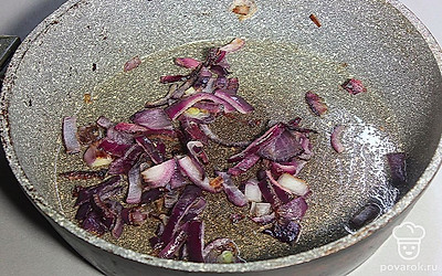 Лук нарежьте полукольцами. Обжарьте на растительном масле.