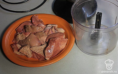 Печень измельчите в блендере или пропустите через мясорубку.