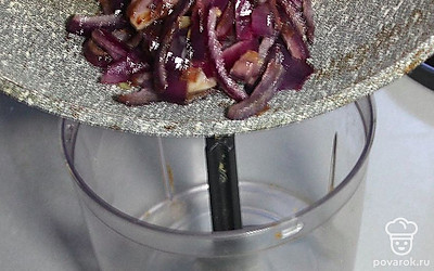 Лук тоже измельчите.