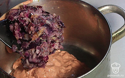 Выложите лук в измельченную печень и перемешайте.