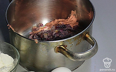 Добавьте яйца, соль, перец и муку.