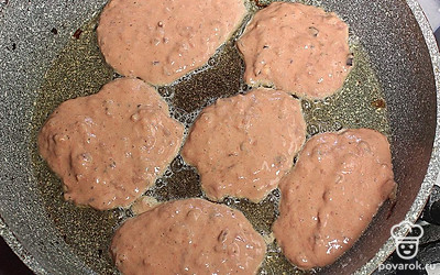 Сковороду поставьте на огонь. Влейте масло и выкладывайте оладьи столовой ложкой.