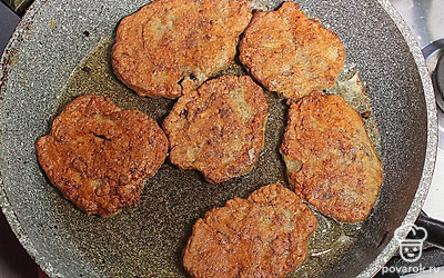 Обжарьте до золотистой корочки с двух сторон.