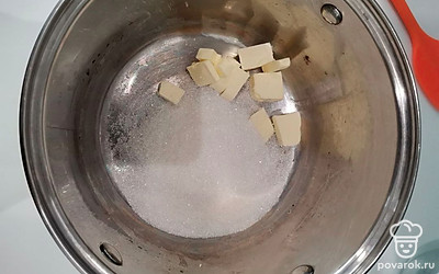 К маслу добавьте сахар.