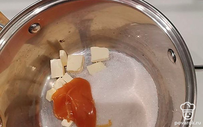 К сливочному маслу и сахару добавьте мед.