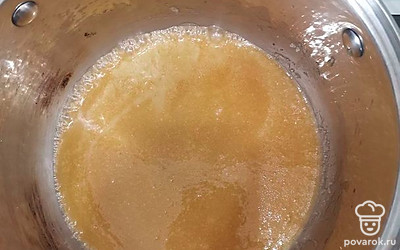 Поставьте кастрюлю на средний огонь. Держите ее на огне до растворения массы.