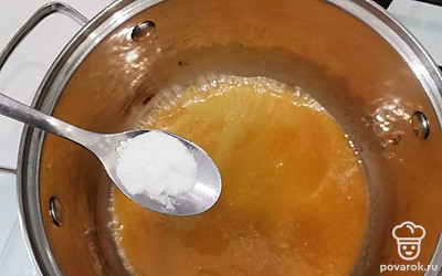 Как только масса станет однородной, сразу же добавьте соду и все хорошо перемешайте.