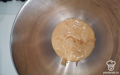 Перелейте полученную смесь в чашу миксера.