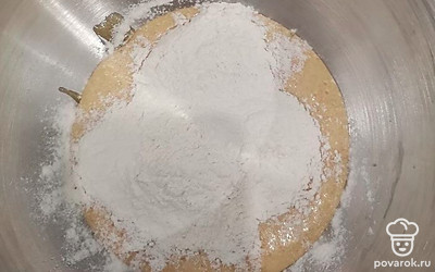 Добавьте в растопленное масло с сахаром и медом с содой муку.