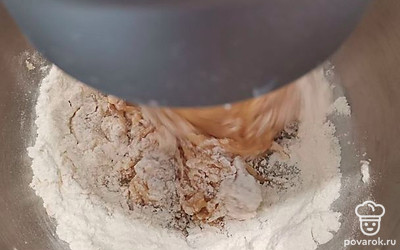 Перемешайте все миксером на насадке «лопатка» на средней скорости.