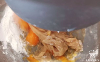 После того, как ввели муку, в тесто добавьте яйца.