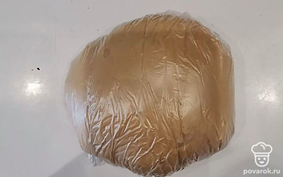 Тесто положите в пакетик. Поставьте в морозильник буквально на 10 минут.