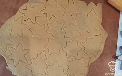 Через 10 минут раскатайте тесто в пласт около 3 миллиметров толщиной. Вырежьте печенье формочками.