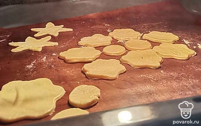 Отправьте заготовки в духовку при 180 градусах на 3-5 минут.